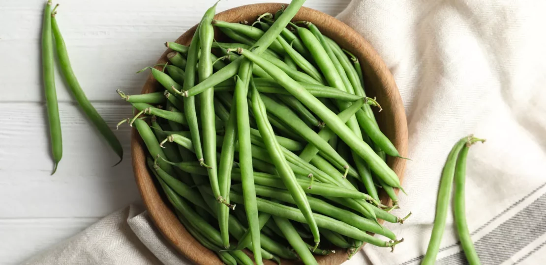 هل الفاصوليا الخضراء خطيرة؟ الحقيقة الكاملة قبل الطهي 1 fresh green beans cooking in pot