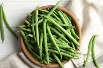 هل الفاصوليا الخضراء خطيرة؟ الحقيقة الكاملة قبل الطهي 2 fresh green beans cooking in pot