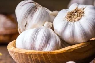 الثوم كنز طبيعي للصحة.. فوائد مذهلة للقلب والمناعة والجسم 6 garlic health benefits natural food