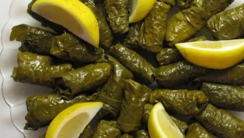 لف ورق العنب والكرنب بسرعة.. حيلة ذكية تختصر الوقت 1 grape leaves cabbage rolls kitchen preparation