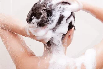 كم مرة يُنصح بغسل الشعر أسبوعيًا؟ دراسة حديثة تغيّر المفاهيم 11 hair washing routine