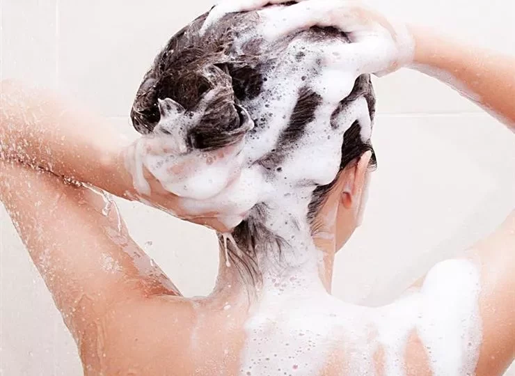 كم مرة يُنصح بغسل الشعر أسبوعيًا؟ دراسة حديثة تغيّر المفاهيم 1 hair washing routine