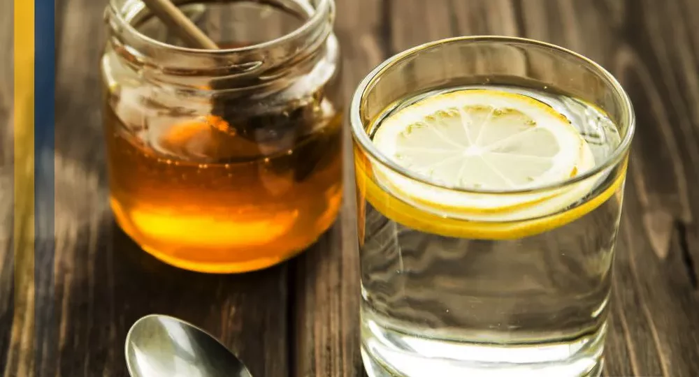 هل يصبح العسل ضارًا عند خلطه بالماء الساخن؟ الحقيقة العلمية 1 honey hot water health concept