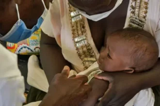 لقاحات الملاريا تقلص وفيات الأطفال في غانا وتحذيرات من انتكاسة وشيكة 7 malaria vaccination children Africa