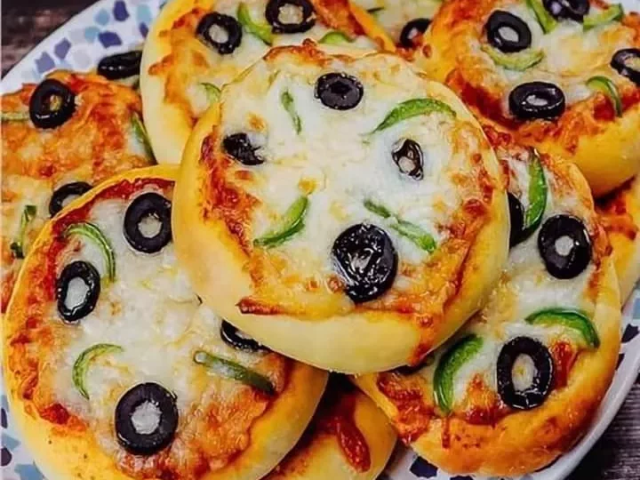 طريقة عمل ميني بيتزا سهلة تجعل الأطفال يطلبونها يوميًا 1 mini pizza homemade tray