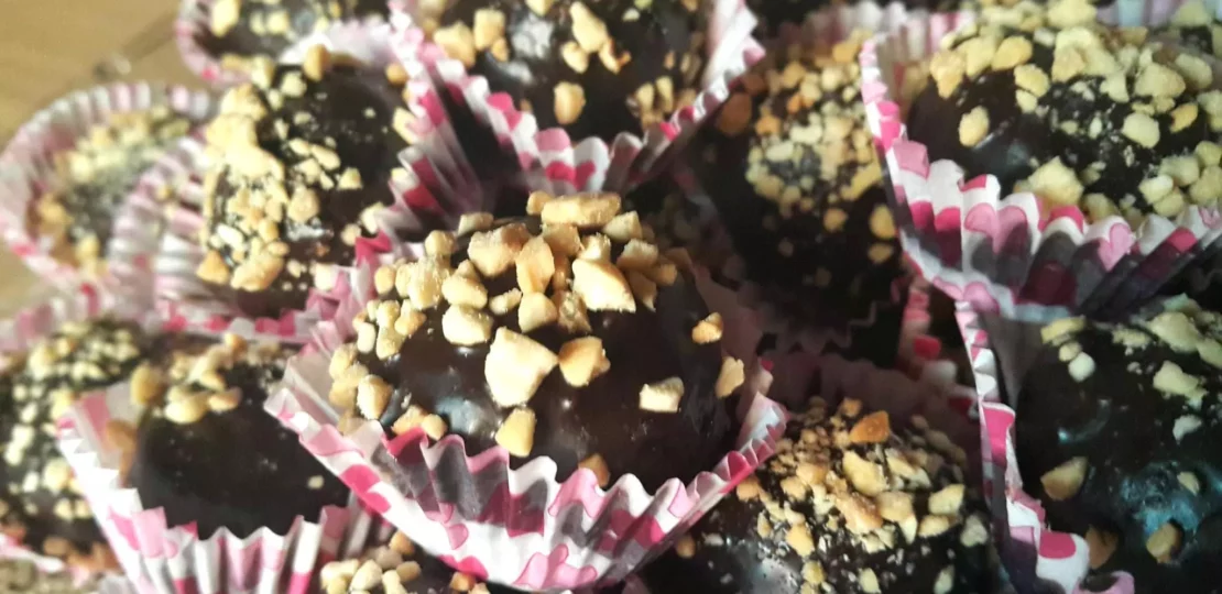 حلوى الفول السوداني بالشوكولاتة سناك منزلي صحي واقتصادي 1 peanut chocolate dessert squares