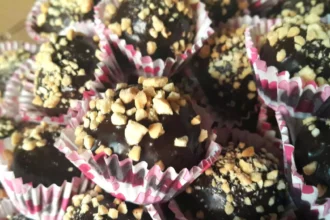 حلوى الفول السوداني بالشوكولاتة سناك منزلي صحي واقتصادي 16 peanut chocolate dessert squares