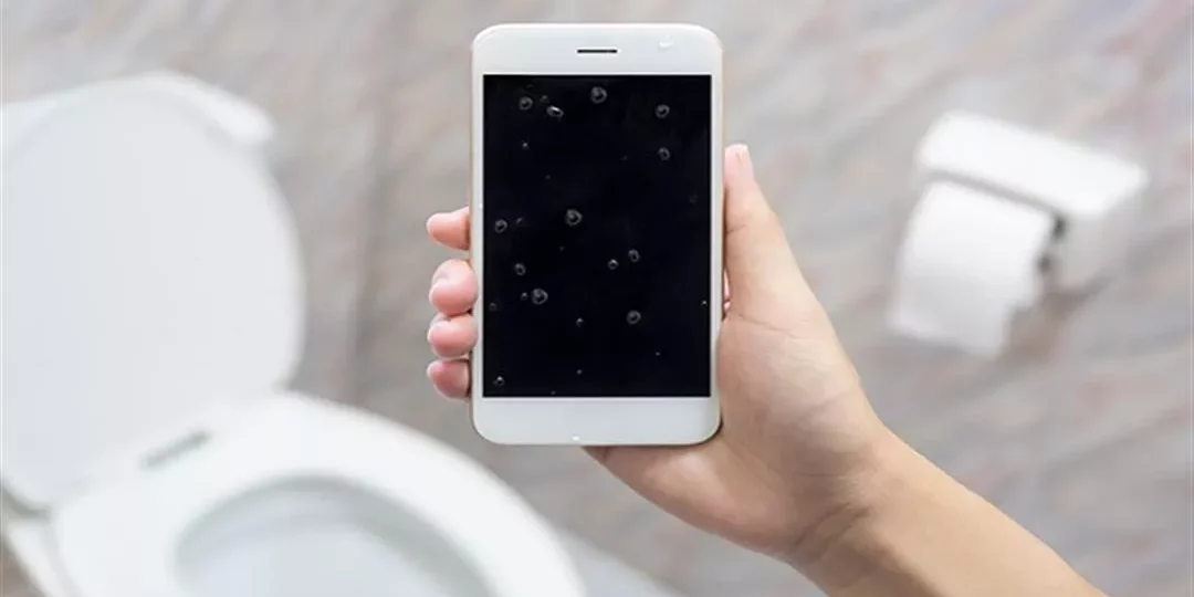 أضرار استخدام الهاتف في الحمام وفق دراسة حديثة 1 person using smartphone in bathroom