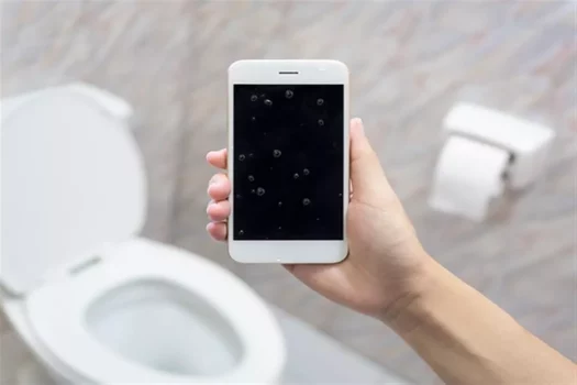 أضرار استخدام الهاتف في الحمام وفق دراسة حديثة 9 person using smartphone in bathroom