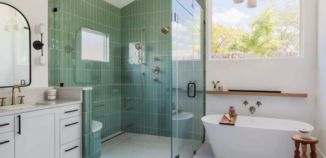 تحويل الحمام إلى مسيرات حية بتقنيات عصبية متقدمة 1 pigeon with small camera and solar panel on back