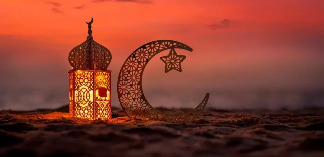 شهر رمضان فرصة روحية متجددة للتقرب والتغيير الإيجابي 1 ramadan lantern crescent moon