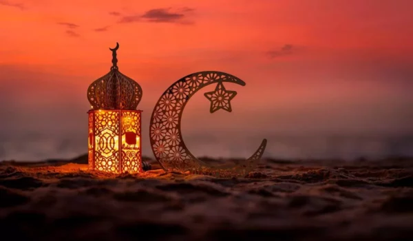 شهر رمضان فرصة روحية متجددة للتقرب والتغيير الإيجابي 1 ramadan lantern crescent moon