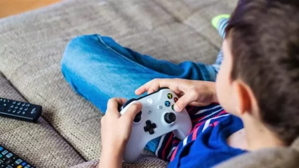 بيان رسمي يكشف موقف روبلوكس بعد حظرها في مصر 9 Roblox logo on smartphone screen