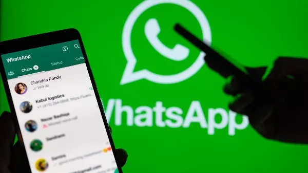 حذف ملايين الحسابات على واتساب.. الأسباب 12 smartphone whatsapp security warning screen