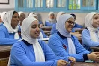 نتيجة أولى ثانوي 2026 بالرقم القومي وشرح نظام التقييم 3 students checking exam results school