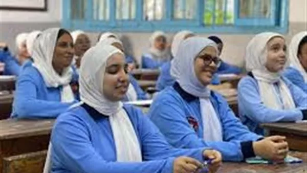 نتيجة أولى ثانوي 2026 بالرقم القومي وشرح نظام التقييم 1 students checking exam results school